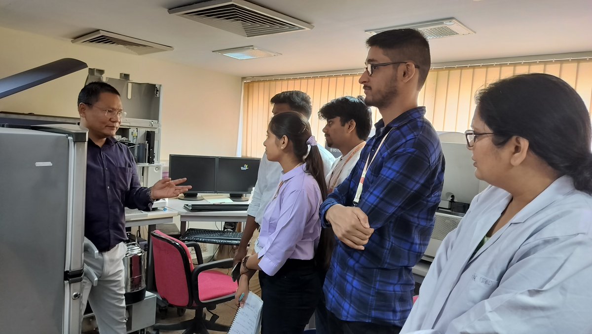 NImmunology's tweet photo. Glimpses from the recent visit of undergraduate students from DCRUST @MurthalDcrust to @NImmunology 📸👇

From visiting various research facilities to interacting with Dr. Devinder Sehgal, the students were able to experience the process of scientific inquiry🧑‍🔬🧪🦠
#ScienceSetu https://t.co/vs4ksuFWfJ