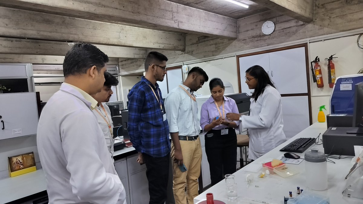 NImmunology's tweet photo. Glimpses from the recent visit of undergraduate students from DCRUST @MurthalDcrust to @NImmunology 📸👇

From visiting various research facilities to interacting with Dr. Devinder Sehgal, the students were able to experience the process of scientific inquiry🧑‍🔬🧪🦠
#ScienceSetu https://t.co/vs4ksuFWfJ