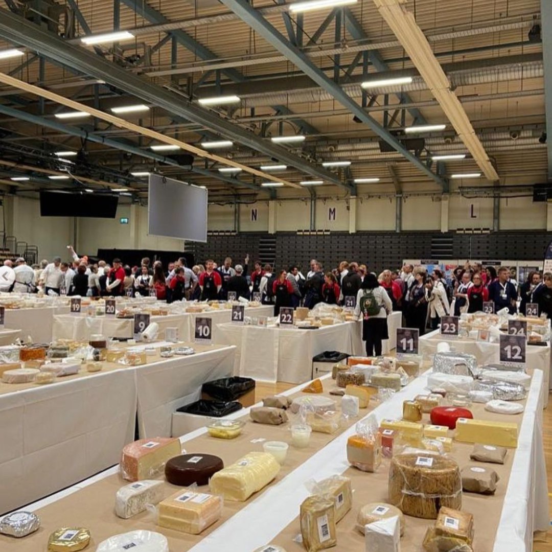 A huge congratulations to one of our amazing producers, @QuickesCheese, who returned from the #WorldCheeseAwards in Norway with a gold award for their outstanding Mature Clothbound Cheddar! 🥇