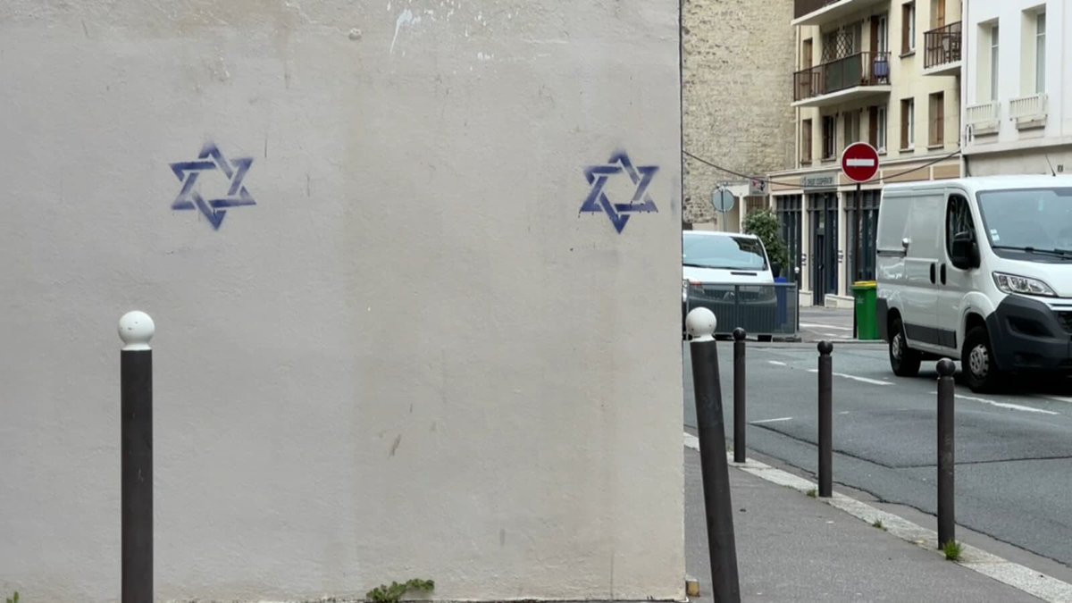 BFMTV's tweet photo. 🔴 ALERTE INFO
Paris: une soixantaine de tags antisémites découverts dans le 14e arrondissement, une enquête ouverte
https://t.co/AZBsfiN7Rb https://t.co/3ngmpvqM34