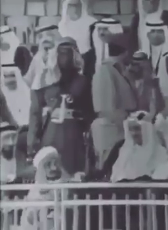 h2iim's tweet photo. لسان حال الشاعر اذا شاف صور الشيخ الفارس : ناصر بن سرحان بن منيخر آل سفران لا ارادياً يقول:

ذخر القبيله في ضحا اليوم الكليح
عاد الجزيره .. تحت هيمنة القوي

اي والله ان فعلك فخر يام الصريح
واسمك يابو كرّوز .. له وقع و دوي

يحق لك عقب "المعارك" تستريح
بين الملك فيصل و بين ابن جلوي https://t.co/7JtEQdvNrK