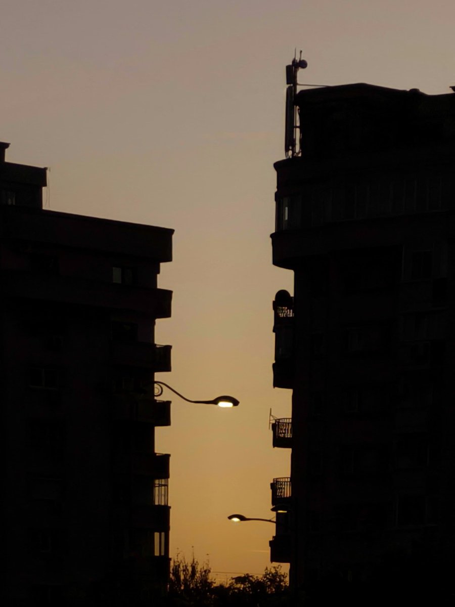 Chasing the light between the dark.
.
.
.
#UrbanSunset
#CityscapeMagic
#SkyscraperSilhouette
#SunsetBetweenBuildings
#TwilightCity
#SunsetChasers
#UrbanGlow
#CityHorizon
#SunsetSerenity
#GoldenHourViews
#shotonoppo