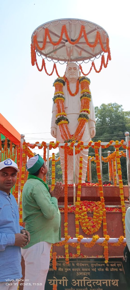 Dharmen62390881's tweet photo. भारत रत्न राष्ट्र निर्माता लौह पुरुष सरदार बल्लभ भाई पटेल जी को जन्म दिवस पर धरना स्थल अहरौरा और जनपद के  कार्यक्रम मे उपस्थित होकर पुष्पार्चन कर नमन किया।
@RakeshTikaitBKU
@AnupriyaSPatel 
@AnujSinghBKU 
@ANI 
@myogioffice 
@DM_MIRZAPUR https://t.co/Yv7MJJdOku