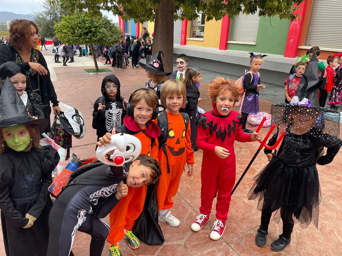 ColegioEP's tweet photo. 𝗛𝗔𝗟𝗟𝗢𝗪𝗘𝗘𝗡 𝟮𝟬𝟮𝟯 ☠️🎃 Truco o trato? We put on our most terrifying clothes to welcome the Halloween evening 2023 ☠️ @MalagaJuventud @AlhdelaTorre https://t.co/qRE8UB0wxA