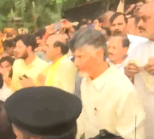 EconomicTimes's tweet photo. Former #AndhraPradesh CM and #TDP Chief #NChandrababuNaidu walks out of #Rajahmundry #jail after his release.  Andhra Pradesh High Court granted him interim #bail in the #SkillDevelopmentScamCase  | Latest News - https://t.co/ApSTbhloSR https://t.co/vBrTXmo55n