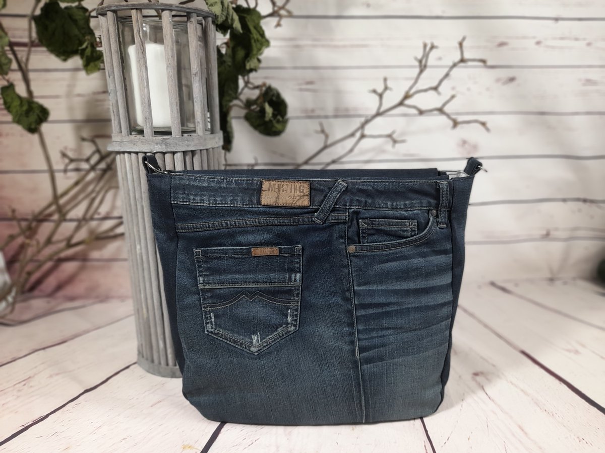 Wenn Du noch zu Weihnachten eine Tasche aus Deiner Jeans haben möchtest, dann solltest Du Dich bald bei mir melden, sonst schaffe ich das Nähen nicht mehr rechtzeitig. Schau gleich mal auf petraellen.de