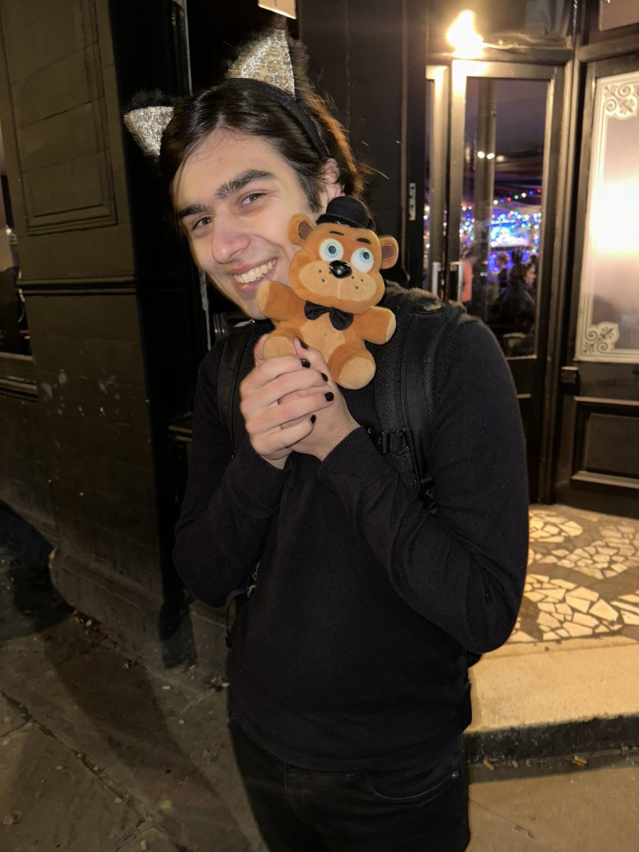 A movie star visited DAT Monday Meltdown last night and thank you to everyone who said hello!

Here's a thread of that 🧵🧸