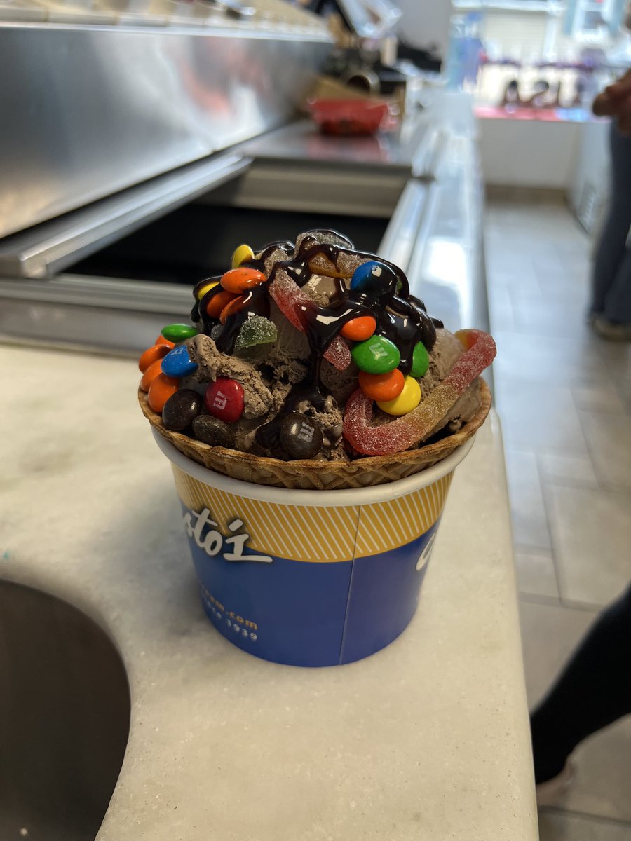 H👻PPY H🕷️LLOWEEN #treatyourself #chocolateicecream #candylovers #toppings #chocolatesyrup #cup #cone #wafflebowl #happyhalloween #october #fallvibes #icecreamlovers #foodies #foodiesforlife #nastosicecream #newark #ironbound #downneck #essexcounty #84yearsinbusiness #shopsmall