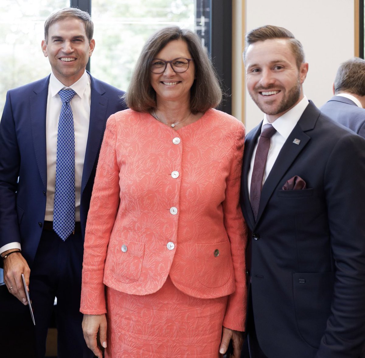 danielartmann's tweet photo. @IlseAigner wurde gestern wieder zur #Präsidentin des bayerischen #Landtag|s gewählt. Meine herzlichsten Glückwünsche, liebe Ilse!

📸 Tobias Koch https://t.co/OVqfV3plvj