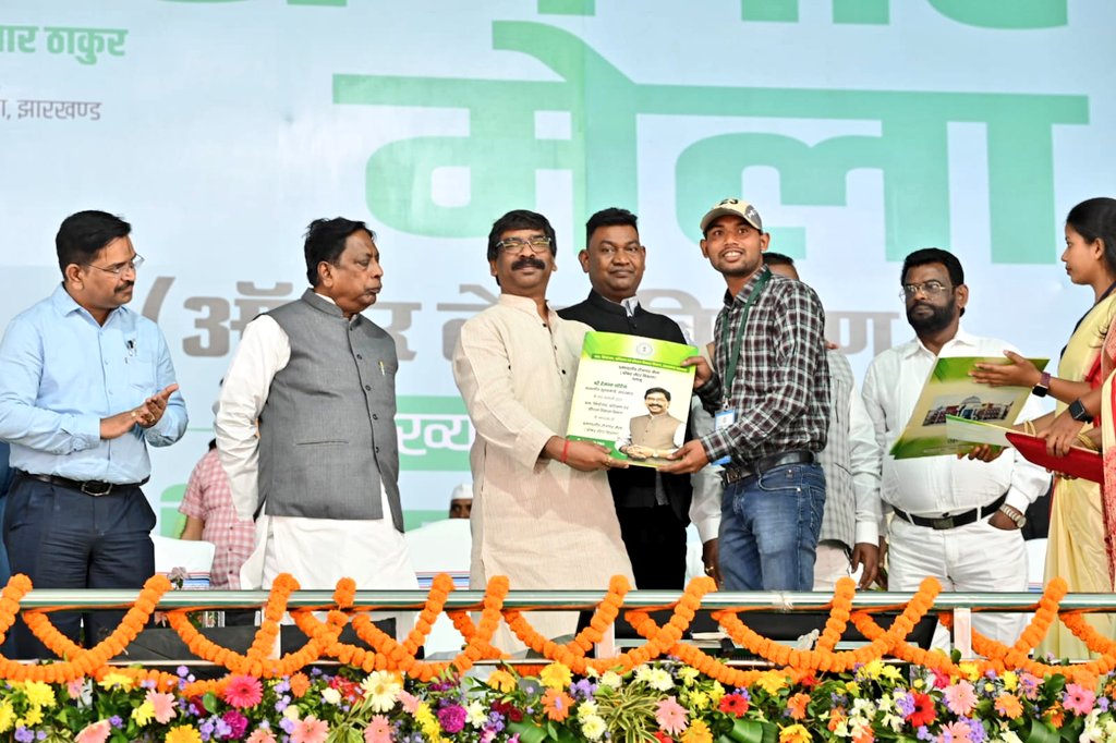 रोजगार मेले में CM हेमंत ने 5132 युवाओं को दिया ऑफर लेटर, विरोधियों पर… - CM Hemant gave offer letter to 5132 youth in employment fair, attack on opponents…