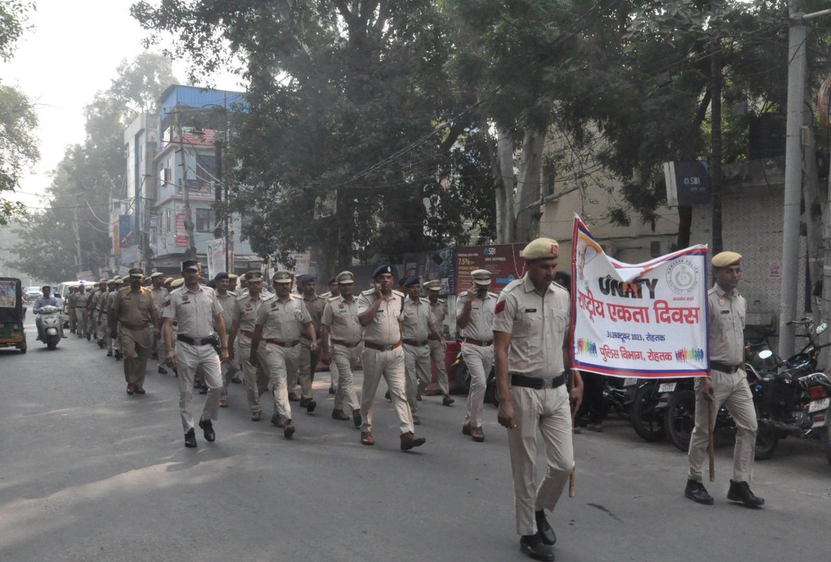 #राष्ट्रीय एकता दिवस पर रोहतक पुलिस ने निकाला मार्च पास्ट #पुलिस अधीक्षक ने जवानों को दिलाई राष्ट्रीय एकता दिवस की शपथ #लौह पुरुष सरदार वल्लभभाई पटेल के बताए रास्ते पर चले – एसपी हिमांशु गर्ग @cmohry