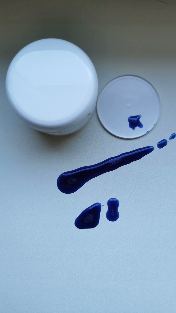 Stigli sastojci.
Sad da nadjem vremena.
Creme Azul.
Plava krema pazljivo formulirana za osjetljivu iritaciji sklonu kozu.  nemasna ulja abisinije, kukui i moringe, te duboko plava etericna ulja stolisnika, njemacke kamilice i vratića uz ekstrakt cvijeta plavog graška i taurin