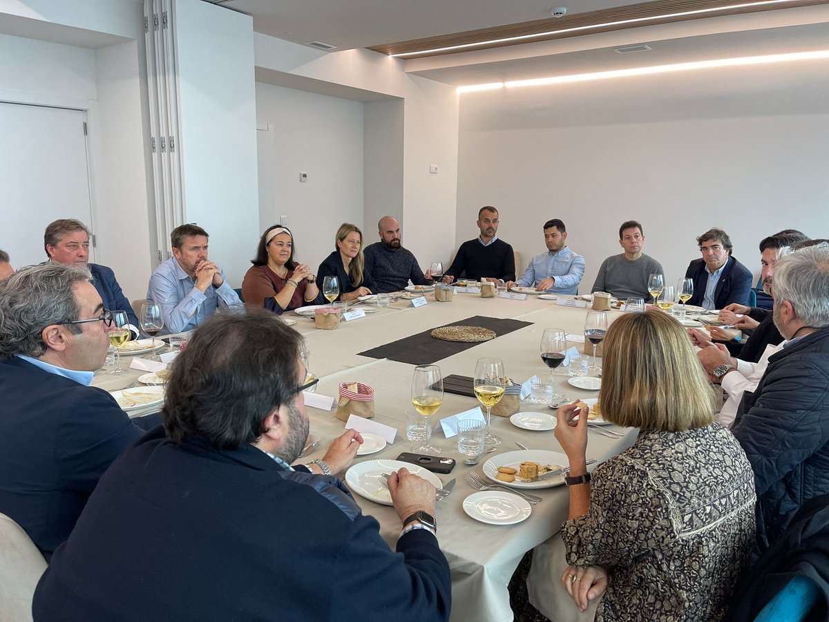 citicresearch's tweet photo. Fomentar la cooperación entre #universidad y #empresa es el objetivo del @citicresearch.

🚀 Gracias a @nordesclub por esta jornada, en la que se habló de las prioridades científicas del centro y de cómo las empresas de A Coruña pueden ser más competitivas a nivel tecnológico. https://t.co/eV08ymPeuB