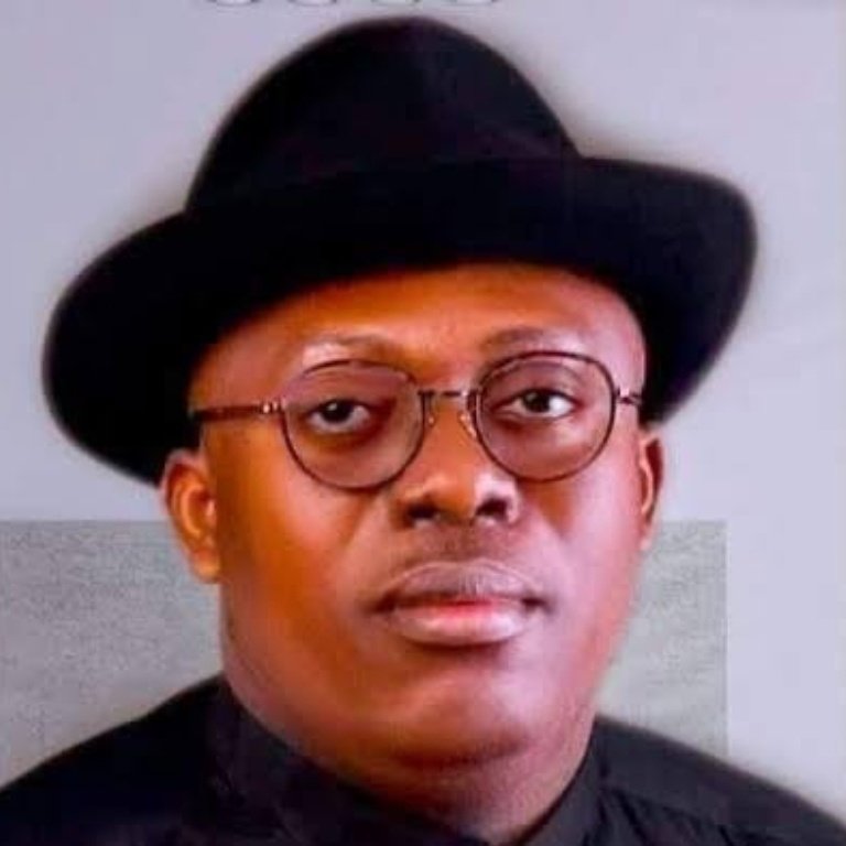 SimMandate's tweet image. Rivers state governor, Siminalayi Fubara left for Abuja this morning with some top chieftains of the PDP. 

The governor was accompanied by top party members like Sam Jaja, Sergeant Awuse, Emma Anyanwu, and the state PDP chairman Desmond Akawor, among others.