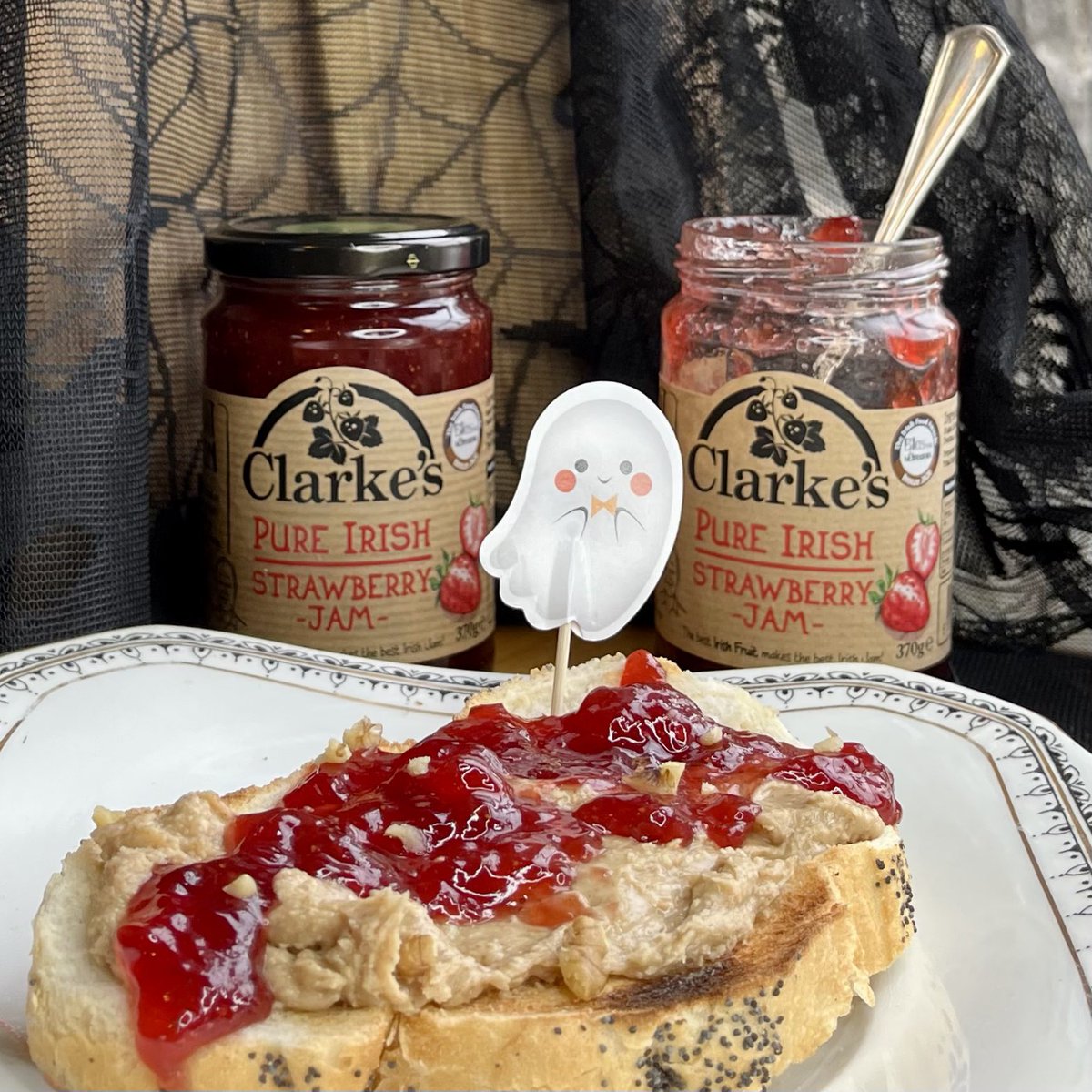 ClarkesFruit's tweet photo. A frightfully good snack before trick-or-treating! ๐
#IrishJam #peanutbutter #DeliciousNaturally https://t.co/naY5wyoPHg