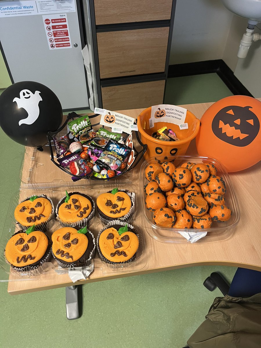 Halloween treats for the Major Trauma Staff from MT coordinator @EmilyMP_RN and MTSP advisor @devonizzywest from @mtsp_mft 🎃 🦇 👻 #happyhalloween #majortrauma #staffwellbeing