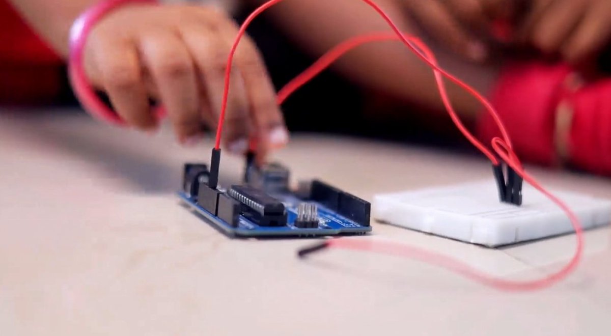 indiabookrecord's tweet image. Prepare to be amazed by #youngestminds at Wizdom Tree Kids School, Pollachi!
These young whiz kids participated in creating touchless #smartbin. 23 students, guided by their teachers, crafted this #innovation on their campus &amp;amp; shall get their names etched in #IndiaBookofRecords.