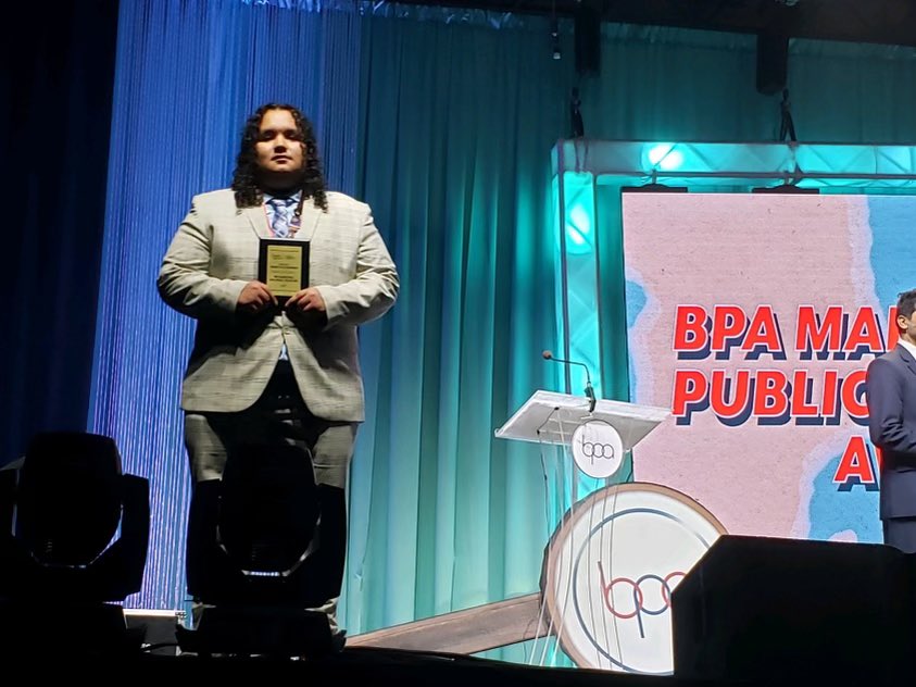 BenDavisHS_BPA's tweet photo. Membership Monday! Our highlight this week is Brian Alcalde. He is the BPA President for this year. He advanced to State for graphic design promotion. He is in his third year of BPA. He enjoys photography and drawing. https://t.co/Gb7AD7qxXy