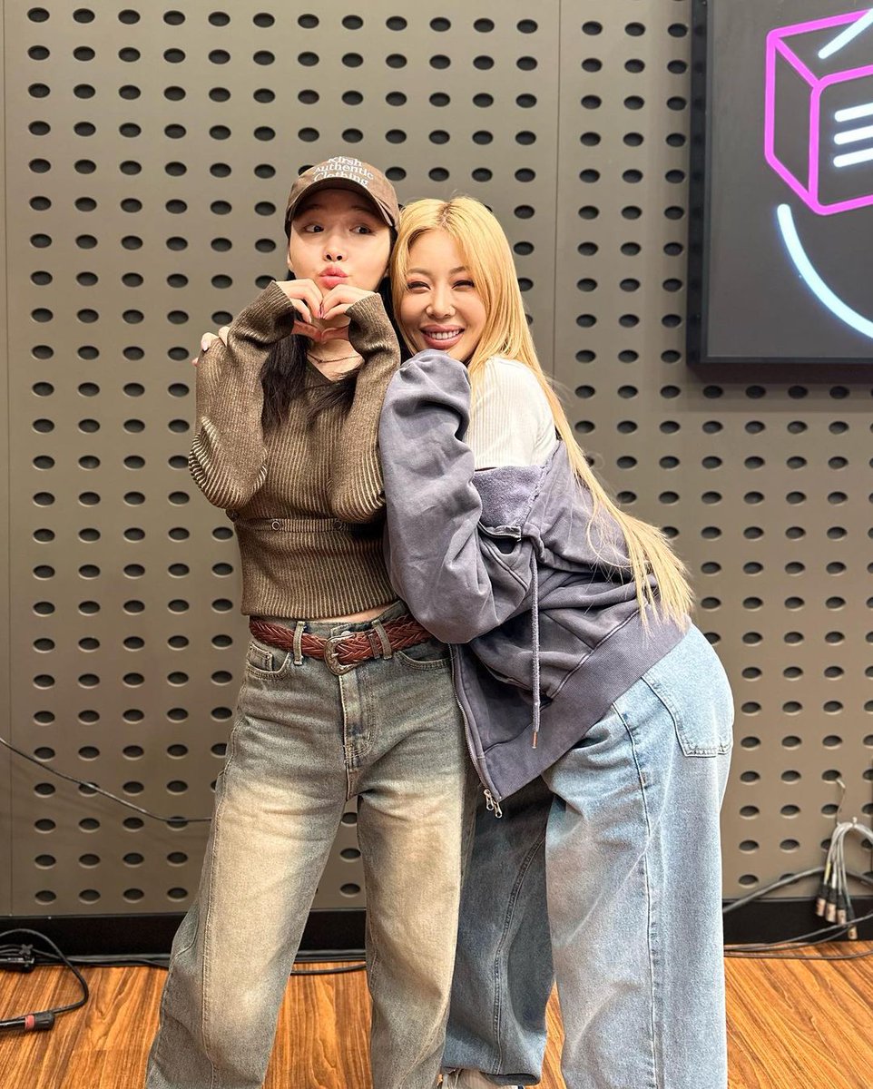 Cheonggha's tweet photo. My new colleague, Jessi unnie. 💖

Thank you for coming to Volume Up, and congratulations on your latest release, Gum! Welcome back from the long hiatus; the whole industry truly missed you. https://t.co/05xg8BCbbU