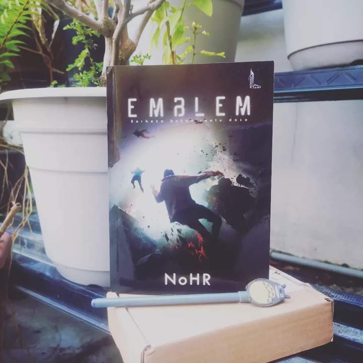 Emblem oleh penulis #NoHR menanti anda peminat genre #saifai #distopia! Boleh DM kami atau jemput ke Kedai Shopee Menara Seni untuk dapatkan novel ini. Harga kekal menarik pada RM32 (tidak termasuk pos).