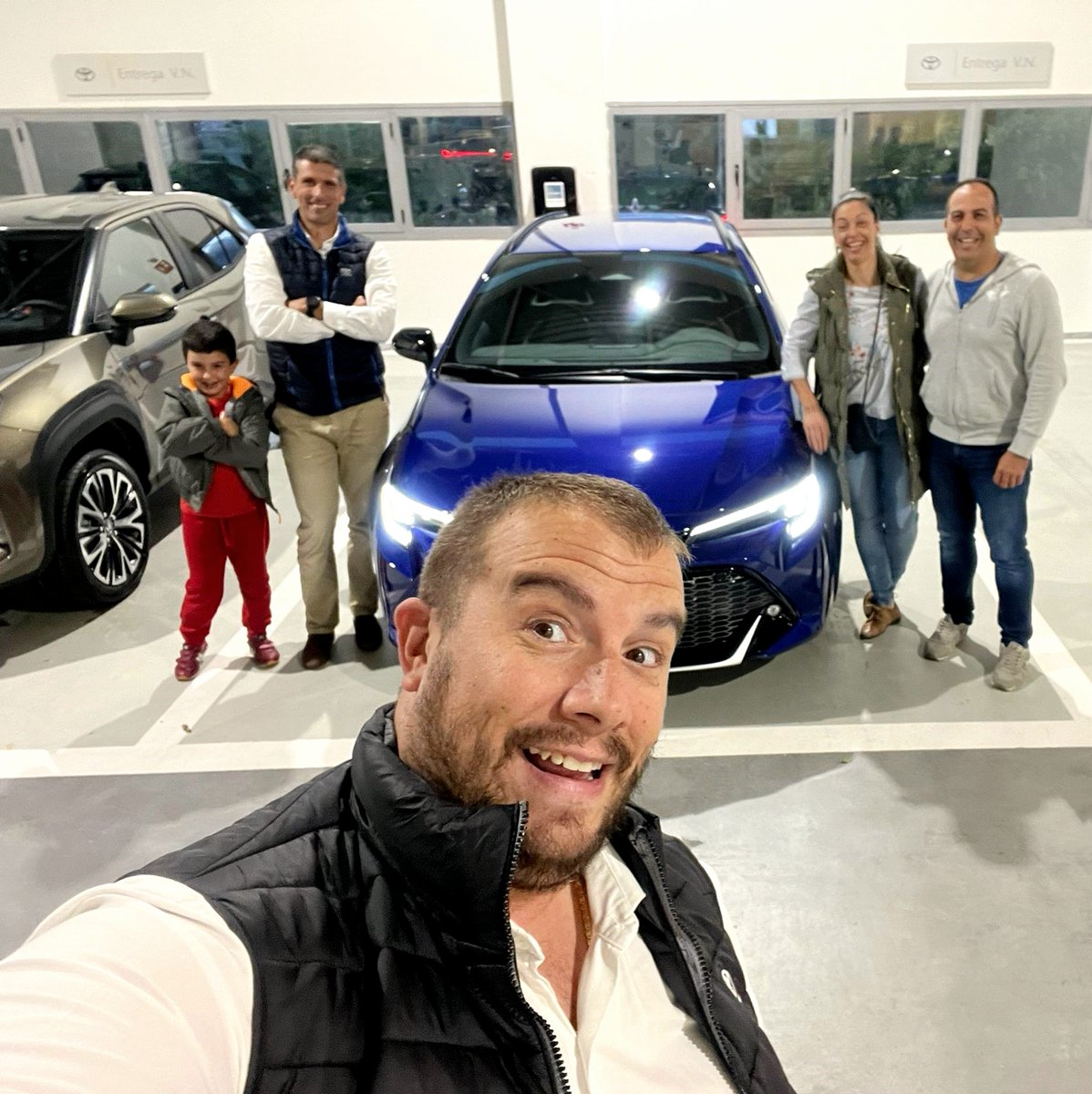 hersamotor's tweet photo. Hace unos meses me encuentro a mi amiga Cristina en Hersamotor, ¡y venía a comprarse un coche! Jajaja! ¡pues ya se lo hemos entregado ¡¡valió la pena la espera para este flamante Toyota Corolla 200H GR Sport color azul florida!!

https://t.co/DRXQMpaJgj https://t.co/BaSFu8a3Ty