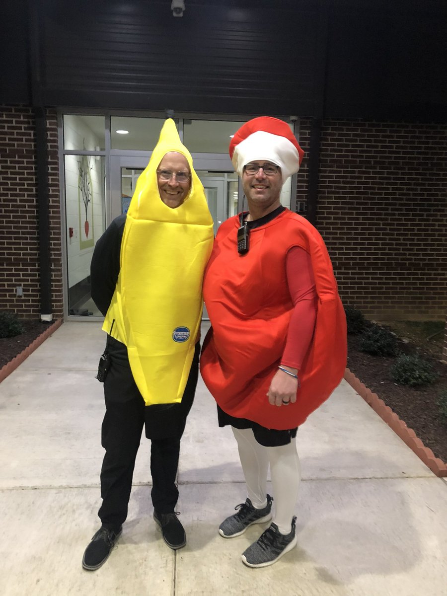 darrenleach33's tweet image. Things are getting a little fruity this morning at CRCS!! #loveservecare #alwaysgoodthingshappeningatcrcs @ACSchoolsTN @nate_stecker