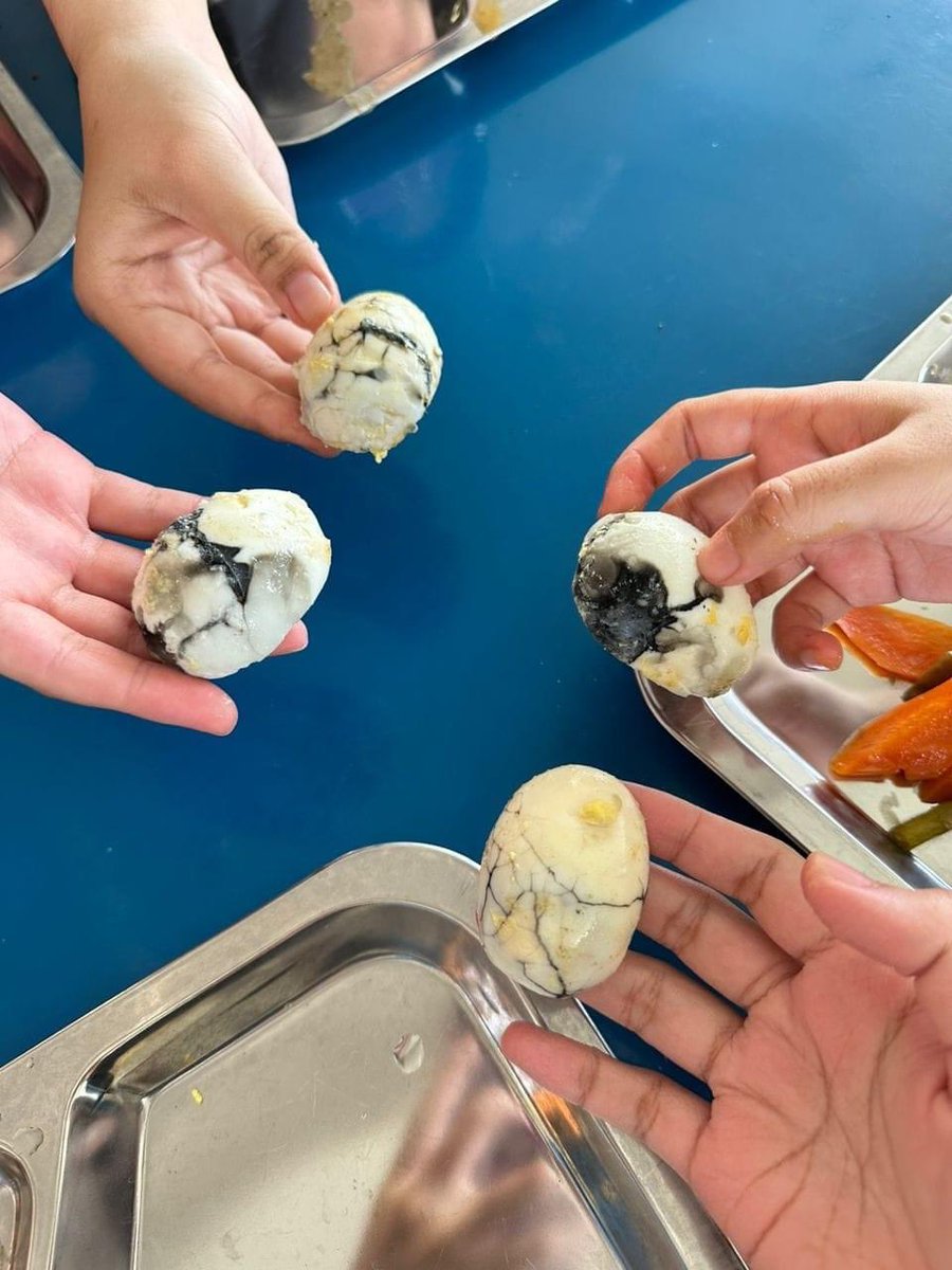 hxfizr's tweet photo. Makanan DS yg dihidangkan dekat MRSM Kuala Klawang harini... yang menyebabkan ramai anak2 sakit perut cirit birit. Dah nampak tembelang macam ni masa kupas telur tapi masih serve dekat anak2. Mana hati perut diorang ye. This is not the first time.. hidang makanan buruk macam ni. Harap pentadbiran terminate terus la. Kes aritu bg anak2 makan cili pedas teramat smpai sakit perut, dh janji nk buat makanan elok2, tapi sekarang jadi mcm ni pulak. 

Sampai hati. Anak2 f4 f5 dah nak exam sakit perut pulak xdpt study elok2. 

Geram betul mcmana nk bagi diorg prihatin dekat anak2 ni kalau hati busuk x ikhlas buat kerja.

Sumber: Amira Alia Faizul
