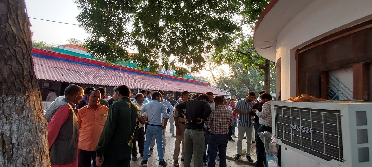 ysaurabhkumar8's tweet image. रणनीति दबाव ज्यादा है.. गोण्डा बलरामपुर के समस्त ग्रामीण बैंक स्टाफ आ गए थाने के घेराव में..