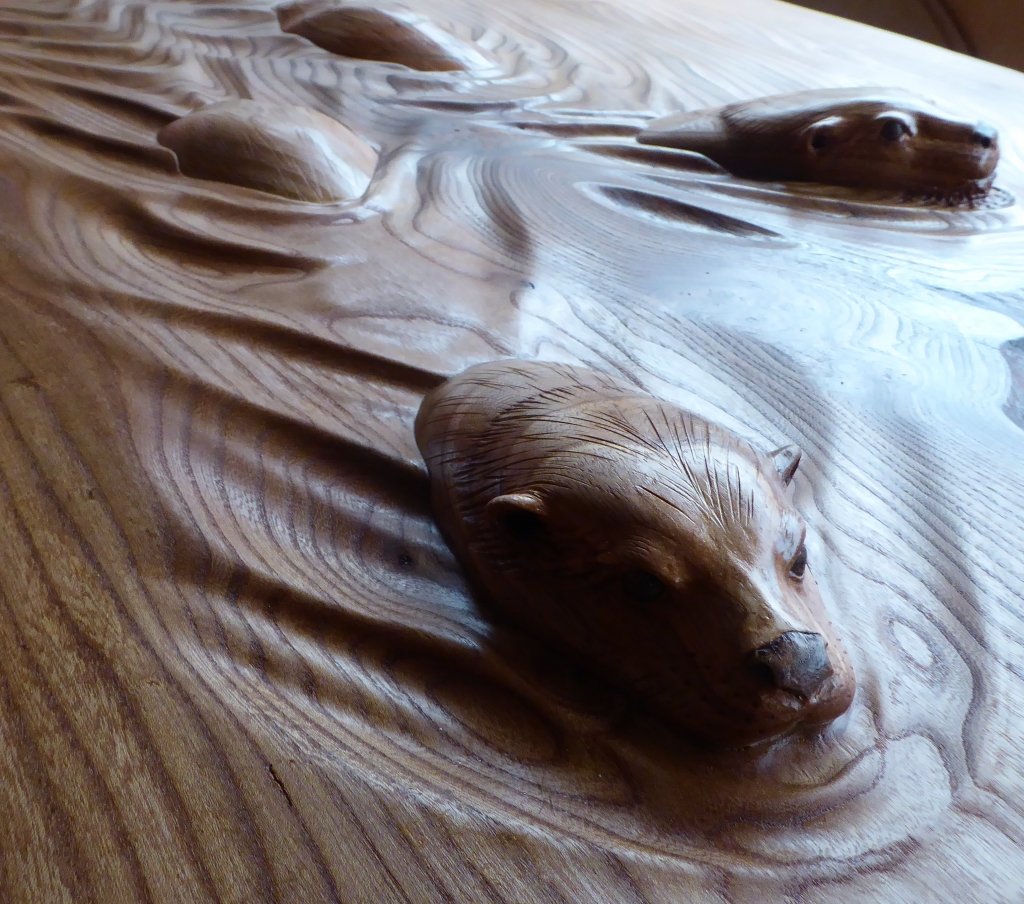 Swimming into frame: my father's latest carved otters. (Off to a lakeside home in Canada.) Solid Scottish elm otter table, carved by @mastercarvers David Robinson
#otterman #otters #ottercarving #woodcarving #carving