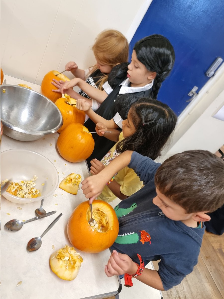 EPSEdventures's tweet photo. We've had so much fun carving our pumpkins 🎃 https://t.co/R2gcA6lUtt