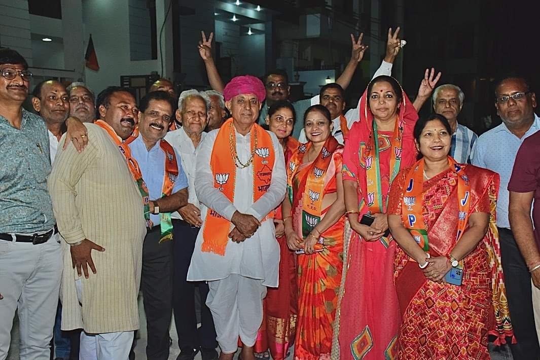 mpbhagirathbjp's tweet photo. भारतीय जनता पार्टी, द्वारा किशनगढ़ विधानसभा से विधायक प्रत्याशी बनाने के बाद वार्ड 25-26 के सैकड़ो वार्डवासियों ने कमल खिलाने का संकल्प लिया।

आत्मीय स्वागत-अभिनंदन के लिए आप सभी का सहृदय आभार!
@bjp4india @bjp4rajasthan 

#bjp #bjpindia #rajasthan #rajasthanelection2023 #election https://t.co/tqG34U66YF