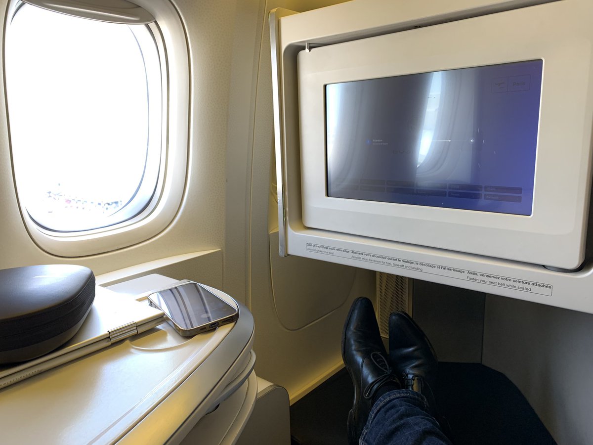 nicolassadourny's tweet photo. En route pour @ParisAeroport sur le #AF659
#avgeek
@AirFranceFR
Vol de détente et de travail à la fois ❤️ https://t.co/QfiIehaGFW