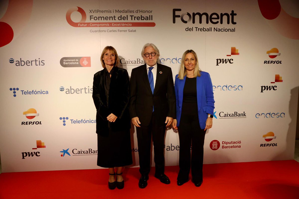 economieslocals's tweet photo. ➡️Ahir a la nit, la diputada de Desenvolupament Econòmic de la @diba, @evamenorc, va assistir als XVI #PremisFoment de @FomentTreball.

🏅Aquests premis reconeixen les empreses catalanes que més han destacat al llarg de l’any o en la seva trajectòria.

👏Enhorabona a tots i totes!
