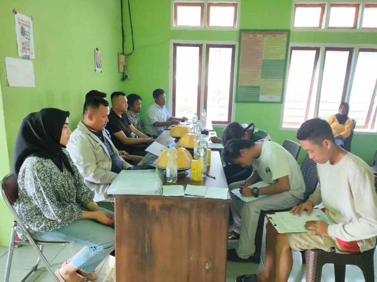 Makanya salut dengan gebrakan PT GNI dengan menggelar Job Fair di Desa Tanauge. Warga daerah selama ini tertinggal bisa jadi karena kurang meratanya kesempatan. Dengan job fair begini, lapangan kerja akan terbuka untuk penduduk lokal.