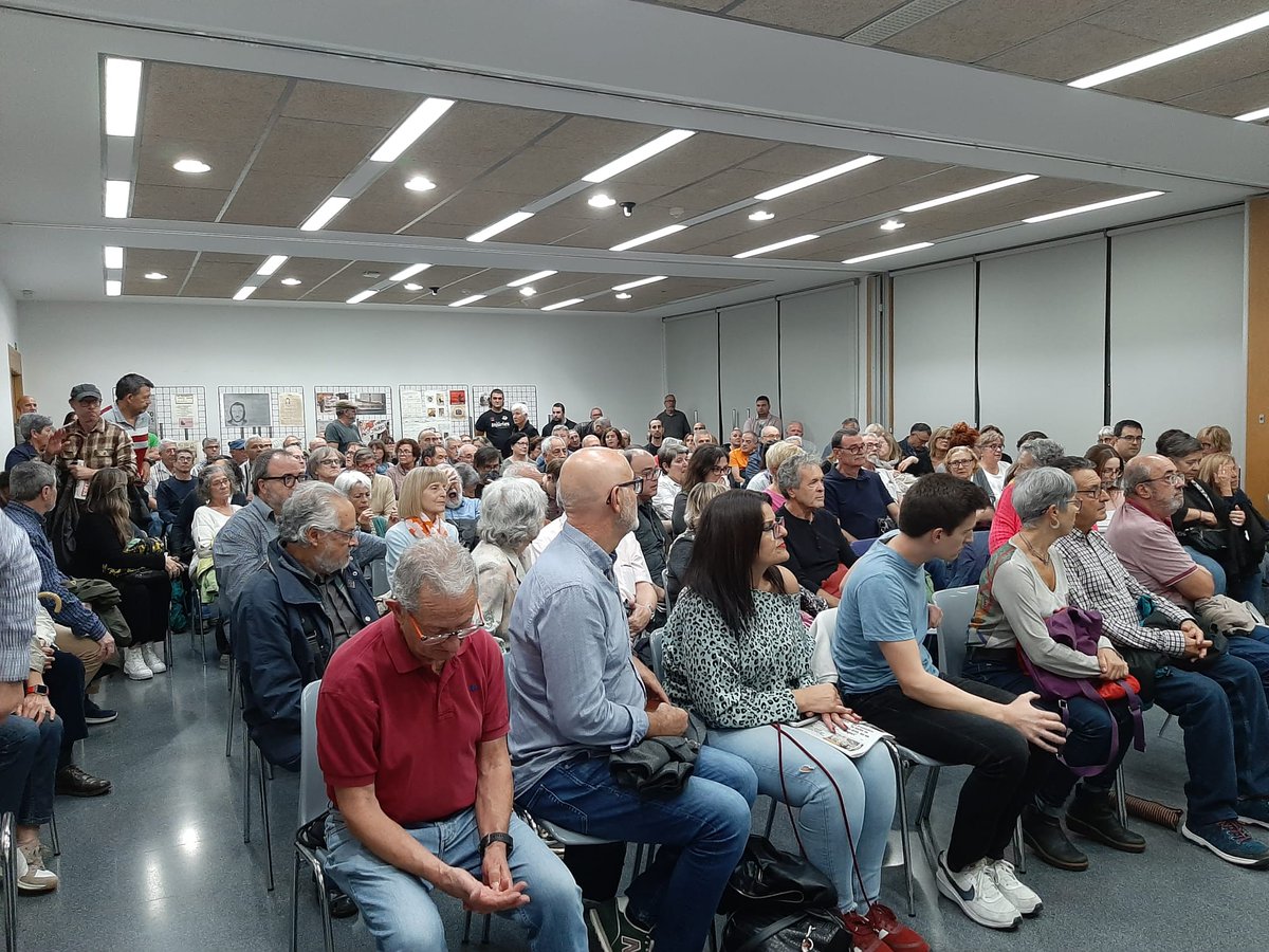 manelmarquez's tweet photo. Ahir a #Terrassa vàrem homenatjar a Jacinto Avalos Cardona un jove treballador terrassenc, mort durant la #Transicio a la presó de Carabanchel fa 40 anys.
Una sala plena, on 150 familiars i amics/gurs van demostrar, que l'oblit mai podrà vèncer a la memòria.
#JacintoAvalos40anys https://t.co/g6iE9ly7Vv
