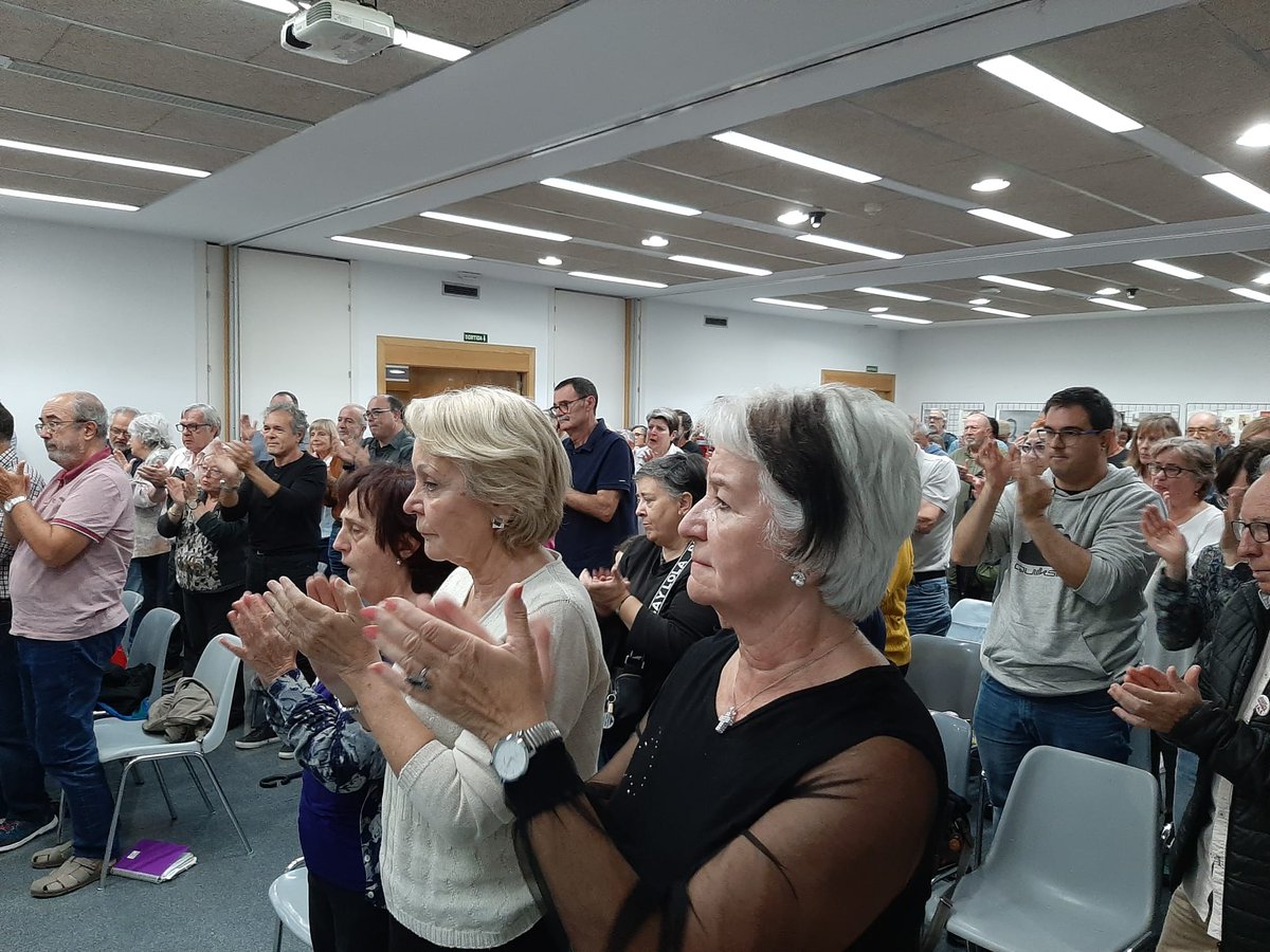 Ahir a #Terrassa vàrem homenatjar a Jacinto Avalos Cardona un jove treballador terrassenc, mort durant la #Transicio a la presó de Carabanchel fa 40 anys.
Una sala plena, on 150 familiars i amics/gurs van demostrar, que l'oblit mai podrà vèncer a la memòria.
#JacintoAvalos40anys