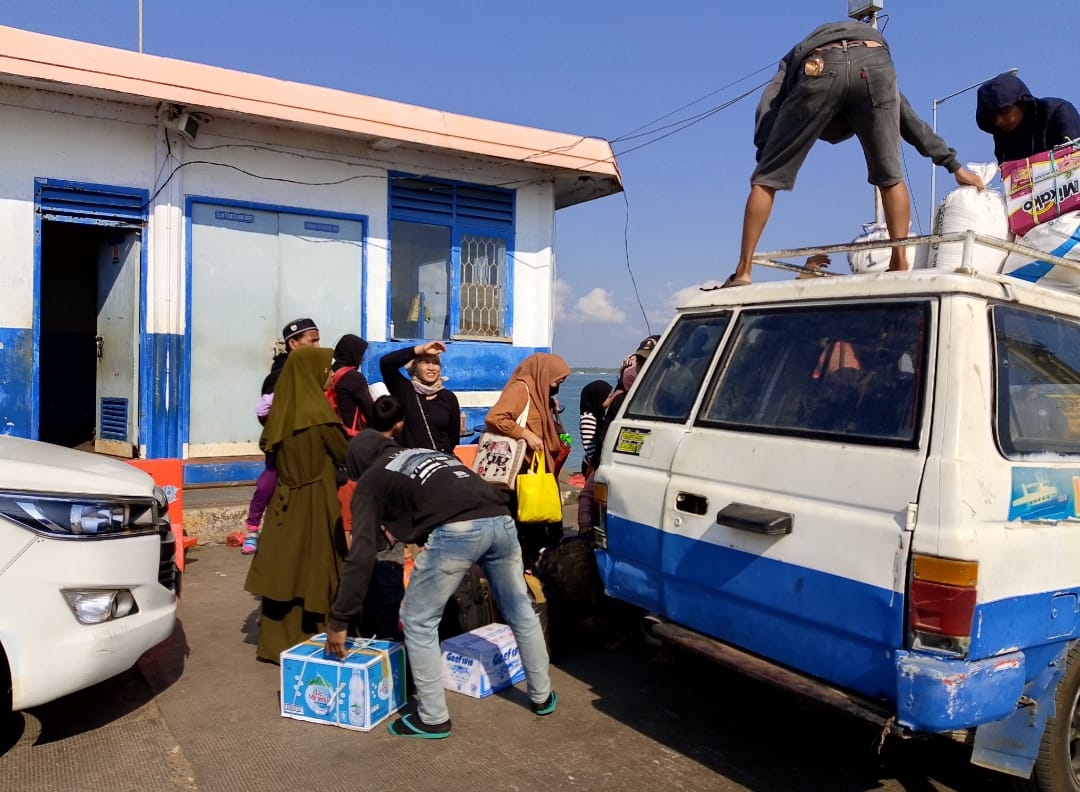 30/10/2023 Kegiatan pengawasan dan pemeriksaan domestik keluar di pelabuhan penyeberangan bajoe oleh petugas
<a href="/BkipmBajoe/">BKIPM BajoeEWAKO</a>
<a href="/BKIPMWilKolaka/">BKIPM Kolaka</a>
#KKPThrive 
<a href="/IdjahChadidjah/">Idjah</a>
@BKIPMMakassar