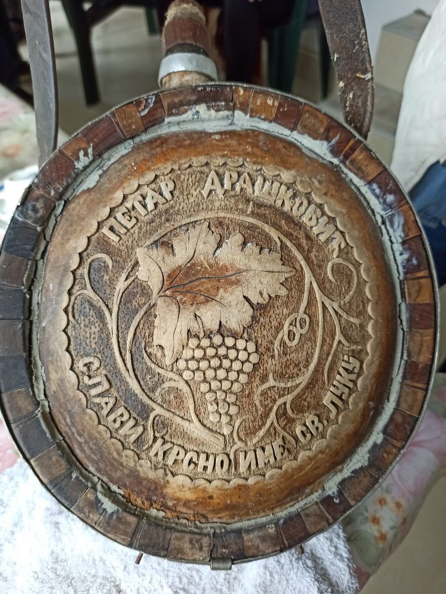 PeterDraskovic's tweet photo. Ово је чутура мог чукунђеда по коме носим име. Стара је преко сто година и са њом се наздрављало за крсну славу и остале велике дане породичних славља. https://t.co/Og01561xPd