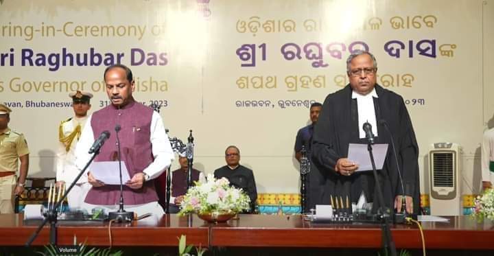 ExamsFighters's tweet photo. झारखंड की 23 सालो की राजनीति में @dasraghubar निश्���ित ही सबसे दमदार व्यक्ति में रहे। झारखण्ड गठन से अब तक अपने कार्यकाल में सबसे ज्यादा 1 लाख से ऊपर सरकारी नौकरी युवाओं को दी। हमेशा साफ साफ हर बात को कहा, जो दिल में रहा वही बात जबान पे भी लाई।शायद इसलिए जो लोग उन्हें समझ नही पाए उन्हे गुस्सैल और घमंडी समझते रहे। इनका स्वभाव ऊपर से कठोर और अंदर से नरम था।गलतियां हर इंसान का स्वभाव है शायद इसलिए कुछ गलतियां इनसे भी हुई और आज एक मजदूर से सबसे सफल म��ख्यमंत्री का सफ�� तय करने के बाद रघुवर दास ने एक नया मुकाम हासिल किया और ओडिसा के नए गवर्नर के तौर पर आज पदभार ग्रहण किया। आपको बहुत बहुत शुभकामनाएं सर। प्रभू जगरनाथ आपको सदा स्वस्थ और मस्त रखे।💐💐
@narendramodi @BJP4India @amarbauri @ShahiPratap @KunalSarangi @AmitShah @kunalpratap86