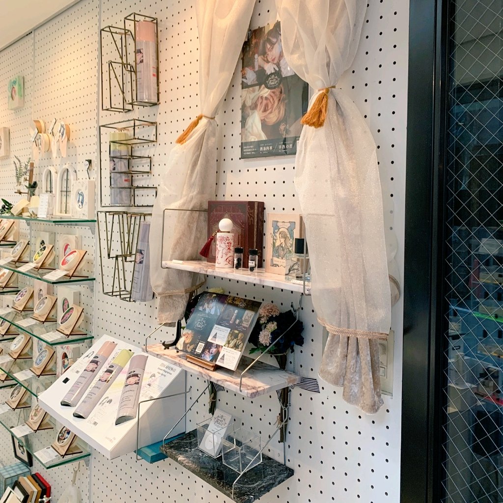 fatalite_japan's tweet photo. Fatalité取扱店、Lil'wagon下北沢店@Lilwagon07に来ました。
駅徒歩2分の便利な立地🎃
お店に入ってすぐのところに展開しています。
是非店頭で香りをお試しください。
#Fatalite
#Fatalité
※お店の営業時間は変動する可能性がございます https://t.co/j4oiK3iPhU