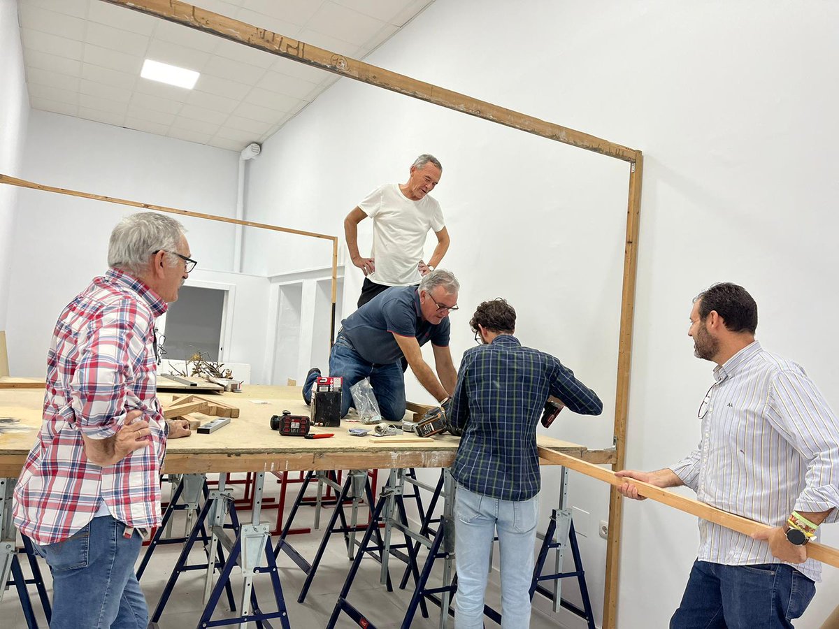Un año más comenzamos con el montaje de nuestro tradicional Belén tras 25 años consecutivos. Al igual que el año pasado, el Belén se ubica en la calle San Rafael, 44.