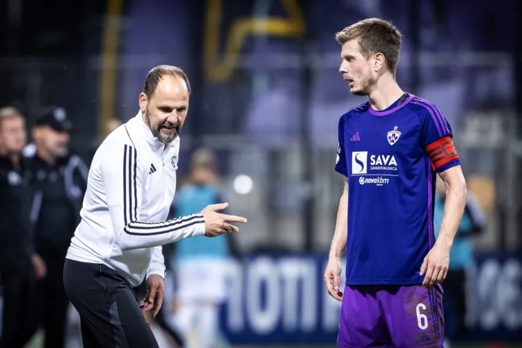 ZogaBonitoSLO's tweet photo. Tokrat analiziram učinek Anteja Šimundže na prvih treh tekmah po vrnitvi v Maribor 👇🟣 Kje so težave in kje ekipa deluje močna? Preberite:
https://t.co/iNOAq9S2i5 https://t.co/tdYoJ4yDn9