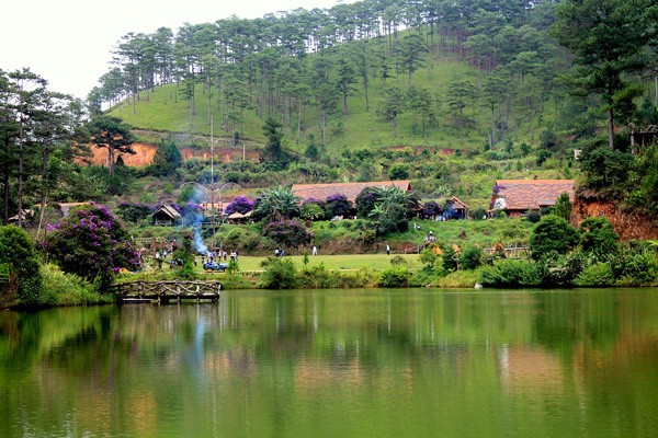 Cuthbert3790's tweet photo. Nổi bật trên nền hoa rực rỡ ấy là hình ảnh những ngôi nhà truyền thống độc đáo của đồng bào dân tộc K’ho https://t.co/eDPjU7vcEa