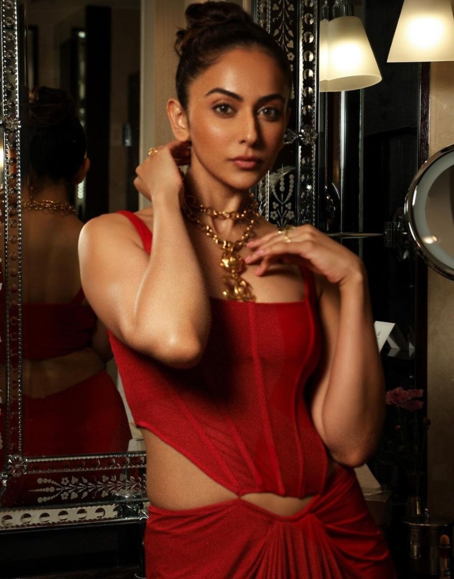 filmfare's tweet photo. Lady in red ft. #RakulPreetSingh. ♥️ https://t.co/B7z77OX6j8