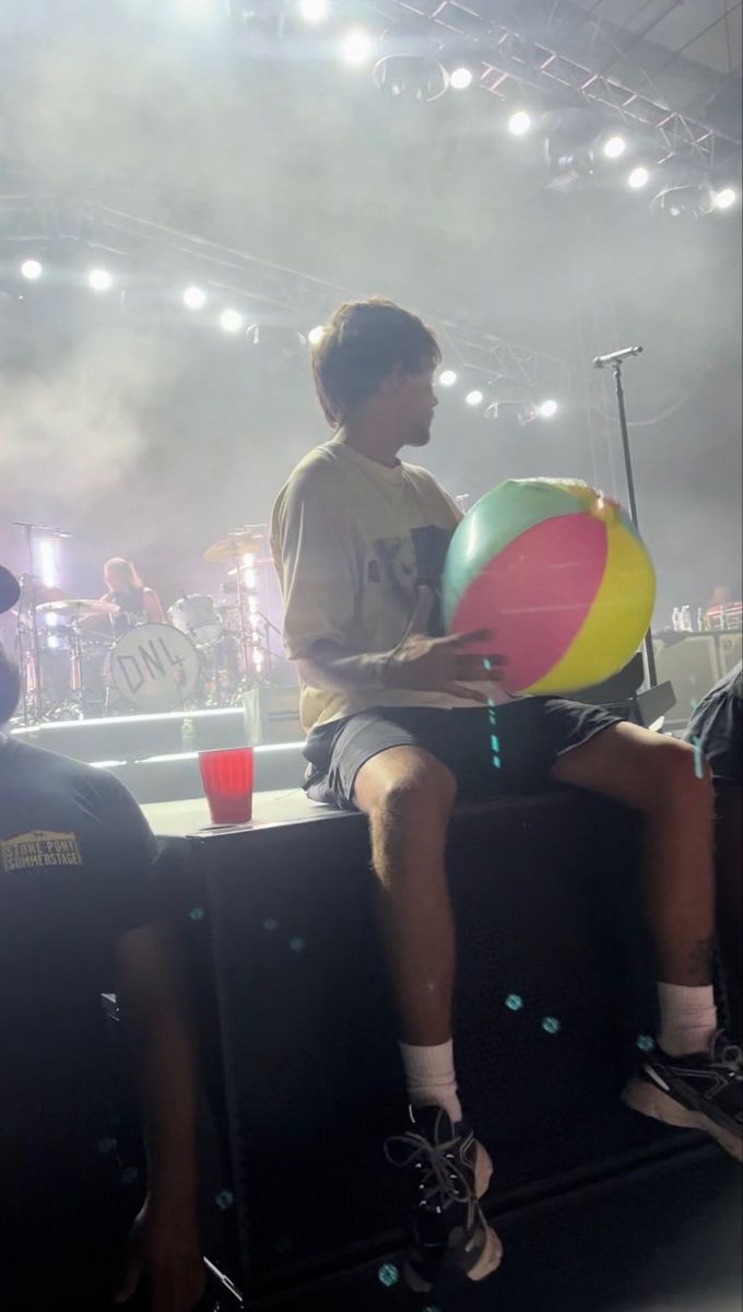 LOUISARCHlVE tweet picture