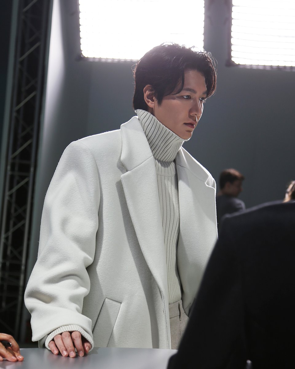 [#LEEMINHO] 

이제 가을이 되면, 밀라노 이민호가 자연스레 떠올라요.🫶
2023 밀라노 패션위크 BOSS FW23 Fashion Show 오프닝을 장식한 이민호 배우의 비하인드컷!

😍 네이버 포스트에서 만나보세요.
🄽🄰🅅🄴🅁 🄿🄾🅂🅃 naver.me/xEAxzxJc

As autumn arrives, Milan and the charismatic