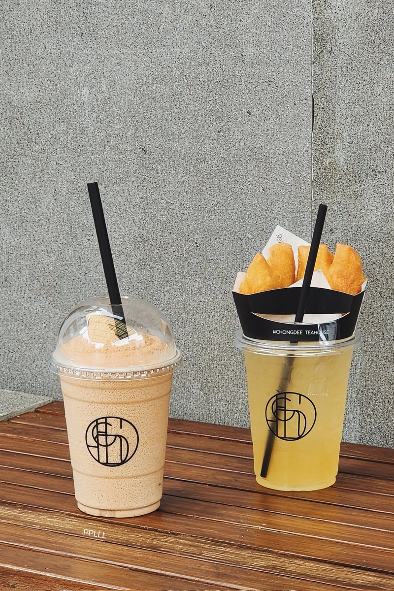 MOMPPLLL3's tweet photo. ได้มาชิมชงดีชาไทยสเลอปี้แล้ว อร่อยหวานกำลังดี ปกติเราเป็นคนกินหวานน้อย ก็กินได้เพลินๆเลยนะ ส่วนอีกแก้วน้ำส้มมะปี๊ดบ๊วย น้ำโปรดของเราตั้งแต่ขายที่ซาลาเปาโกอ้วนละ
ปล.ที่ surprise คือ ปาท่องโก๋ที่ให้มาพร้อมน้ำกับสเลอปี้คือดีย์มากก กรอบอร่อยชอบ
#ชงดี
#Chongdee https://t.co/jW7VvQFR9h