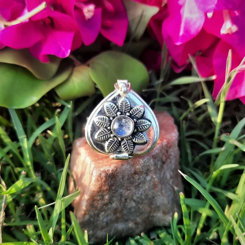 rajnijewelry's tweet image. Moonstone Ring,925 Sterling Silver
Buy AT:

amazon.com/Moonstone-Ster…

#Moonstonering #Statementring #Elegantdesignring #Gypsyringforgift #Sterlingsilverjewelry #Hippiering #Daintyringforgift #Weddingjewelry #Giftforgraduation #Gypsygift #Secretcompartmentring #Wonderlustjewelry
