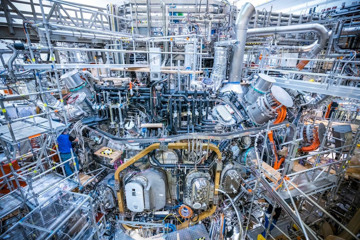 Wie ein Münchner Start-up die #Kernfusion mit Stellaratoren revolutionieren will: Proxima Fusion baut auf der Forschung des Max-Planck-Instituts für Plasmaphysik auf und will 2031 mit einem Reaktor erstmals netto Energie liefern. buff.ly/3MlqKsF