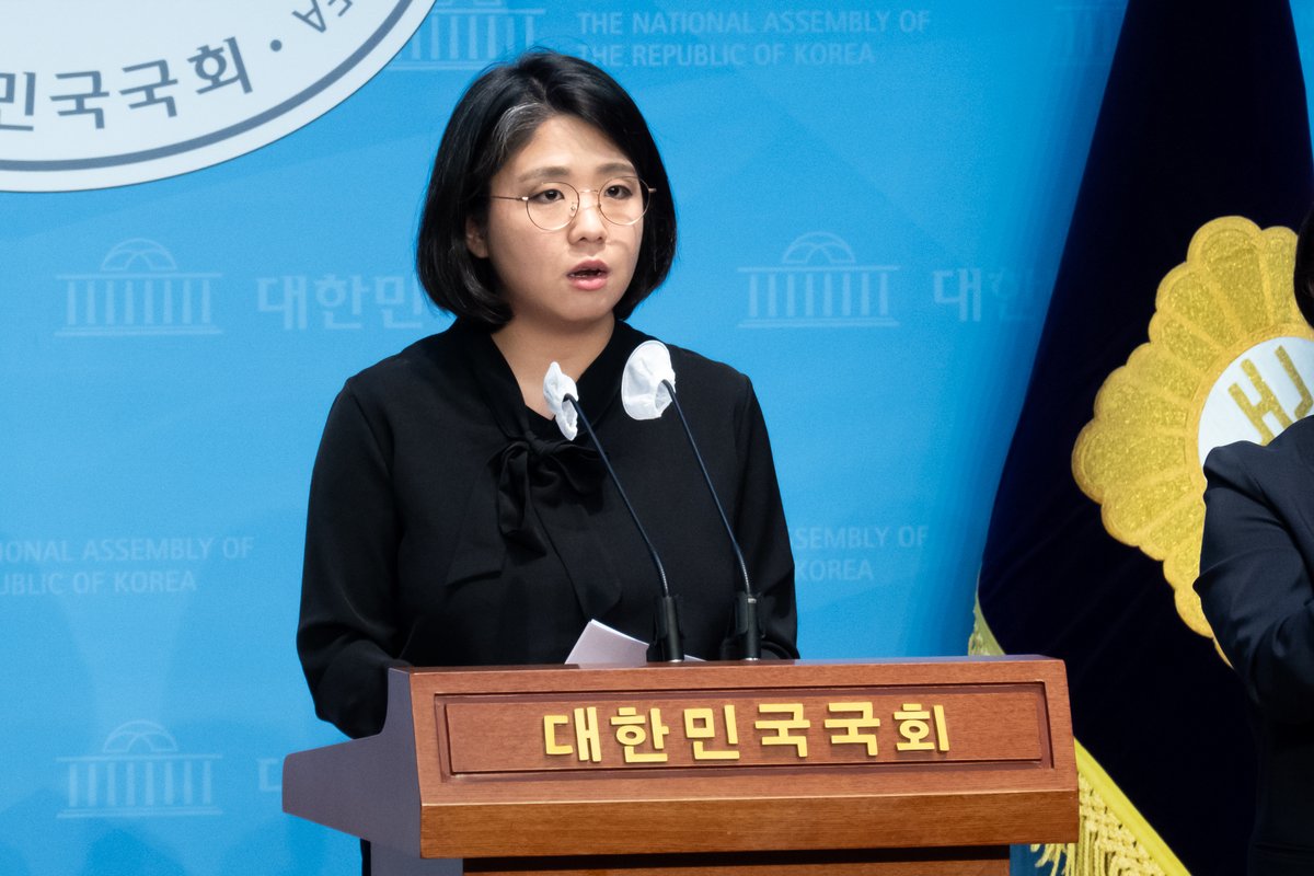 《윤석열 대통령이 요청한 2024년 예산안 통과 협력을 거부합니다》

오늘 31일 윤석열 대통령은 2024년 예산안에 대한 국회 시정연설을 했습니다. 정부 예산이 우리 경제의 현재 진단과 미래 전망에 기초하여 그 크기와 용처가 정해진다는 점에서 오늘 대통령 시정연설은 윤석열 정부의 현 시국에